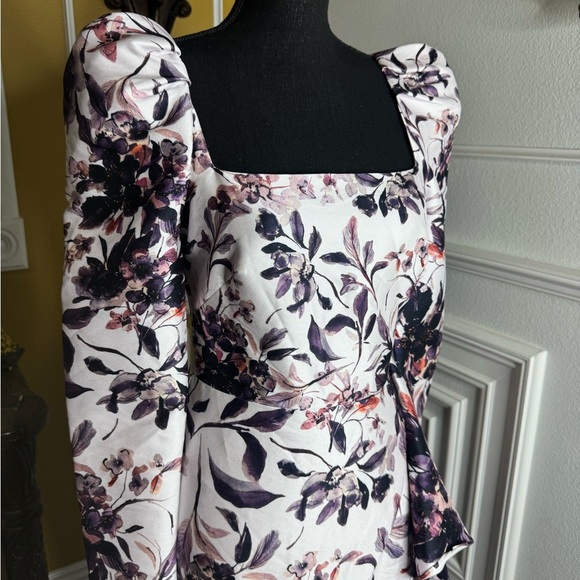 Badgley Mischka
Floral Flounce Hem Gown - Picture 7 of 16